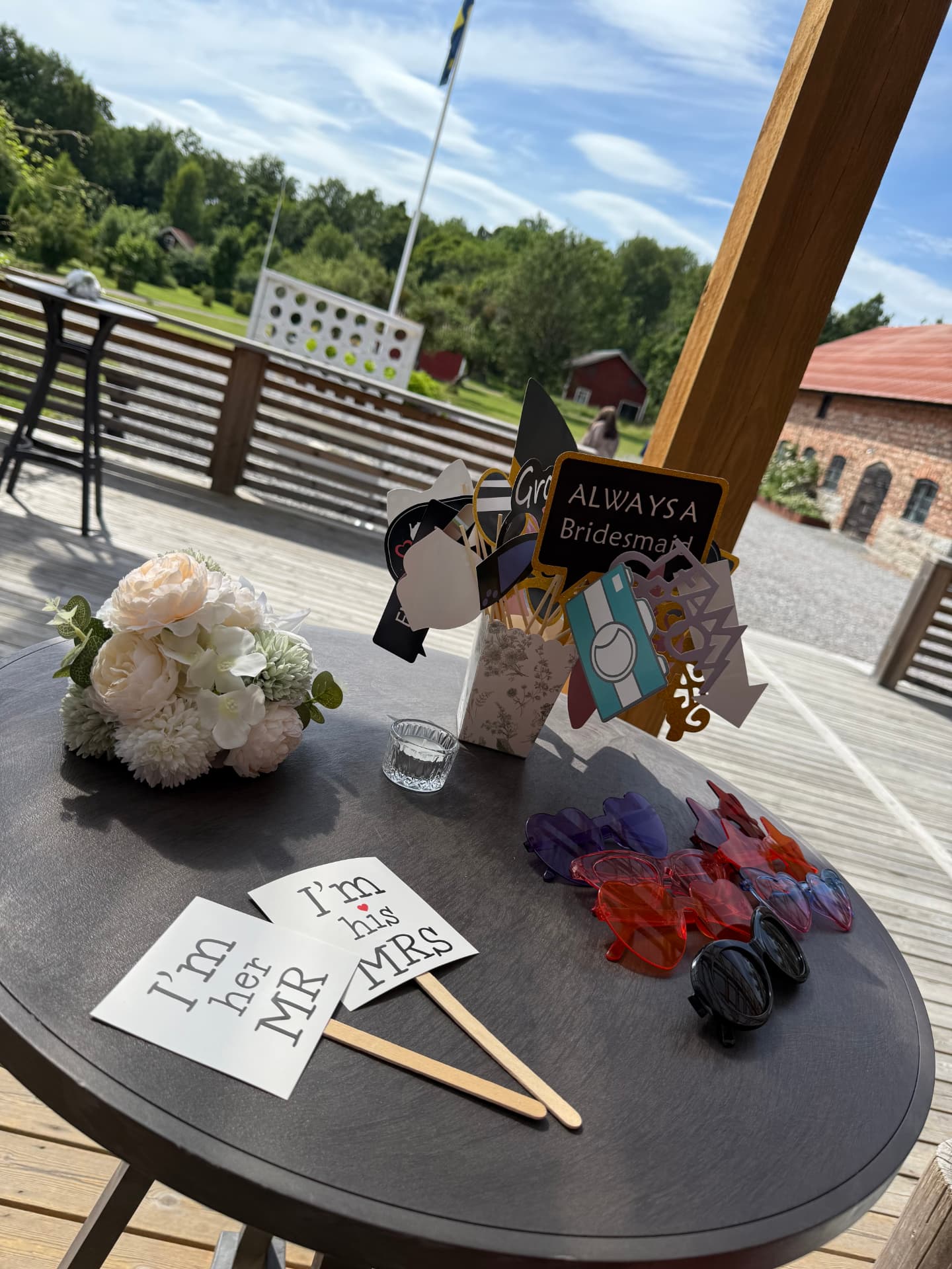 Fotobåsrekvisita och blommor på terrassen