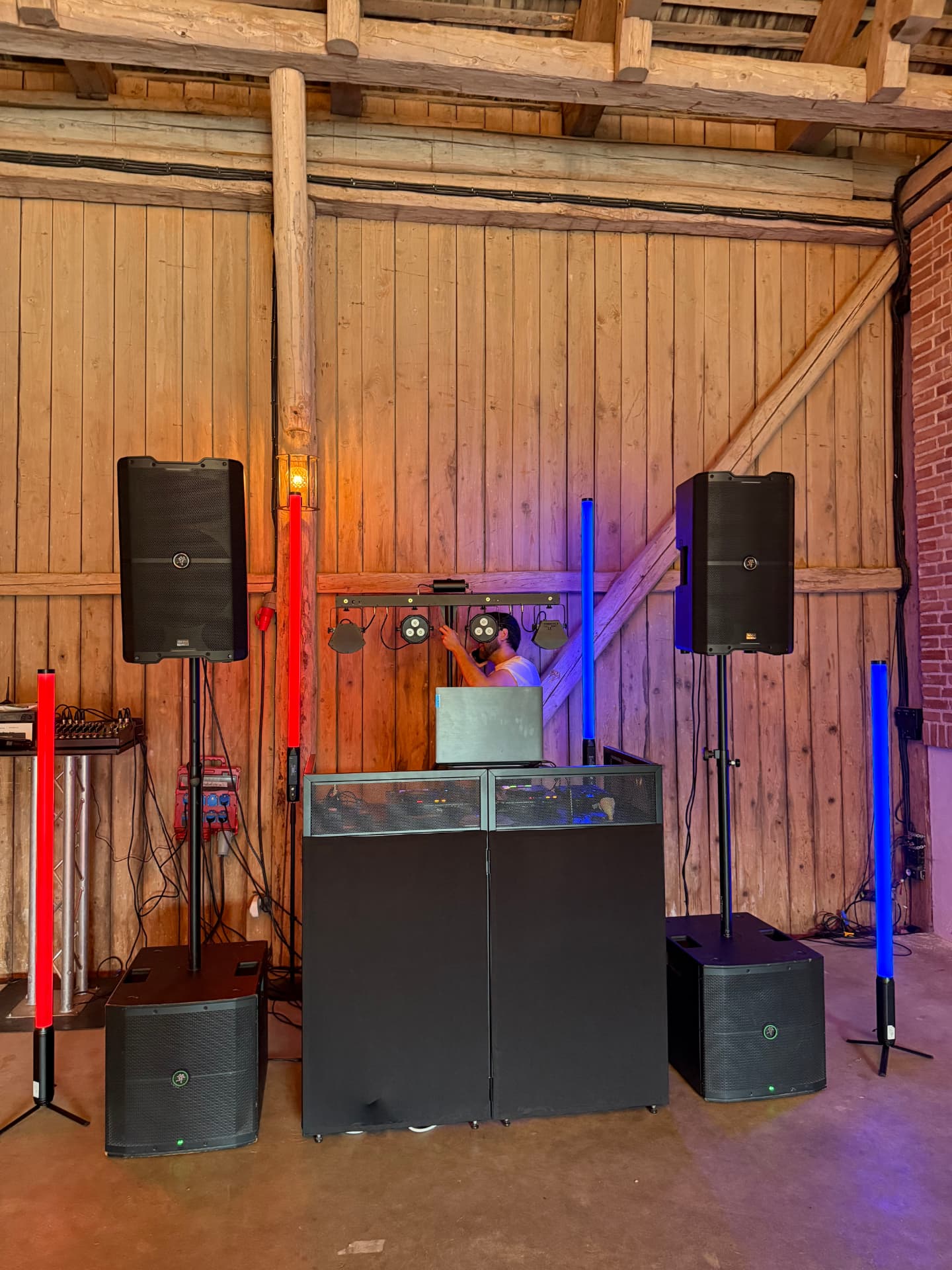 DJ-setup med högtalare och ljuspelare i lada