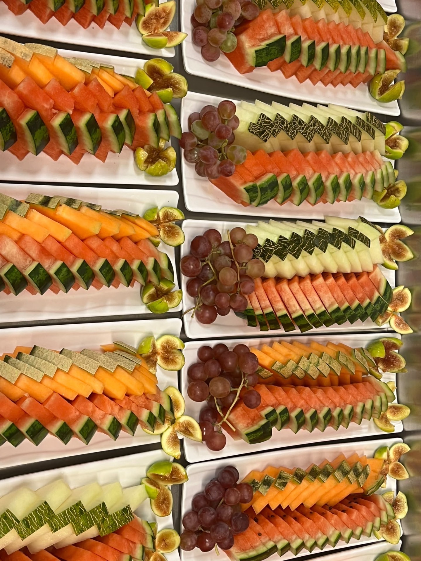 Fruktfat med melon, vindruvor och fikon