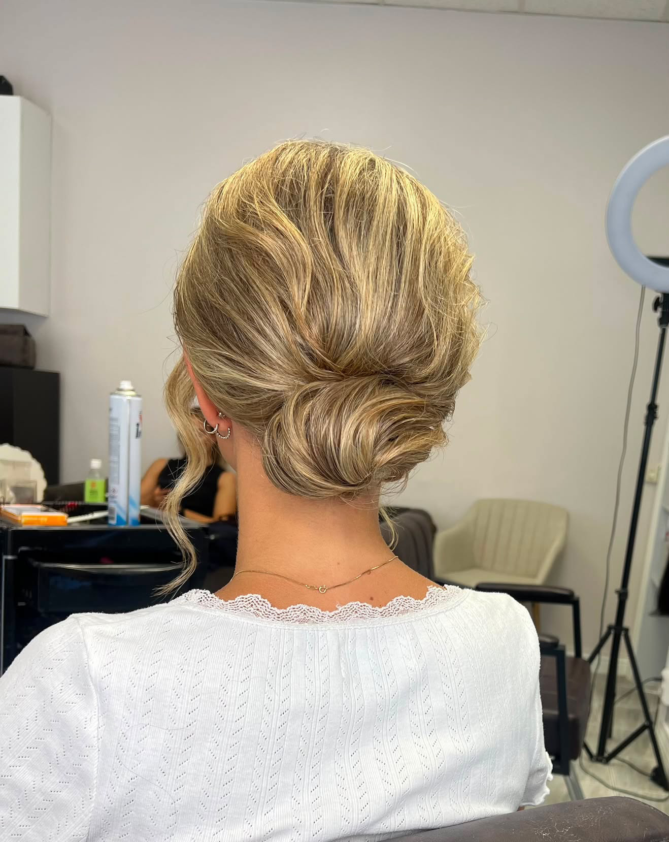 Blond låg knut med mjuka slingor