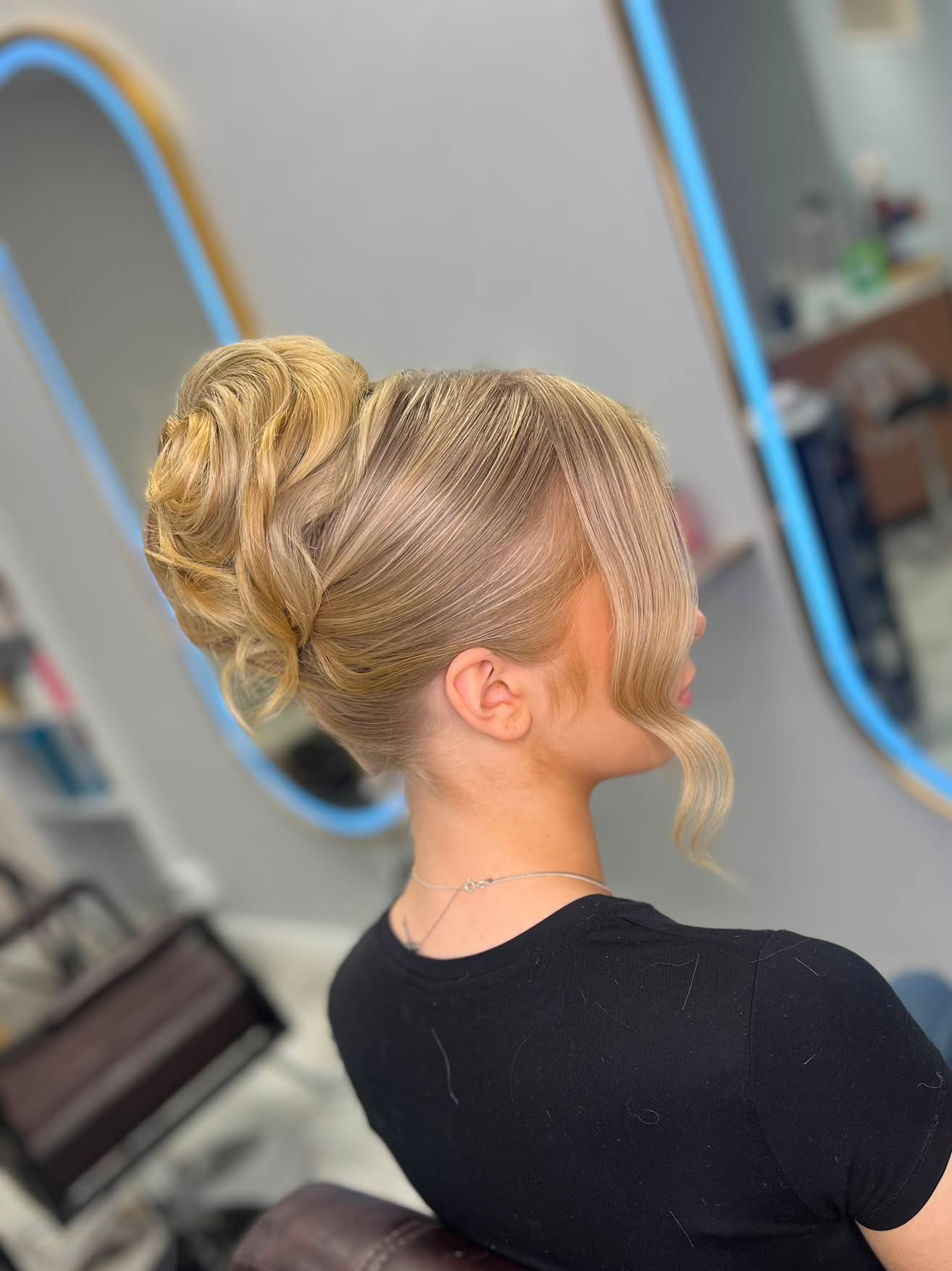 Blond håruppsättning med mjuk våg framtill