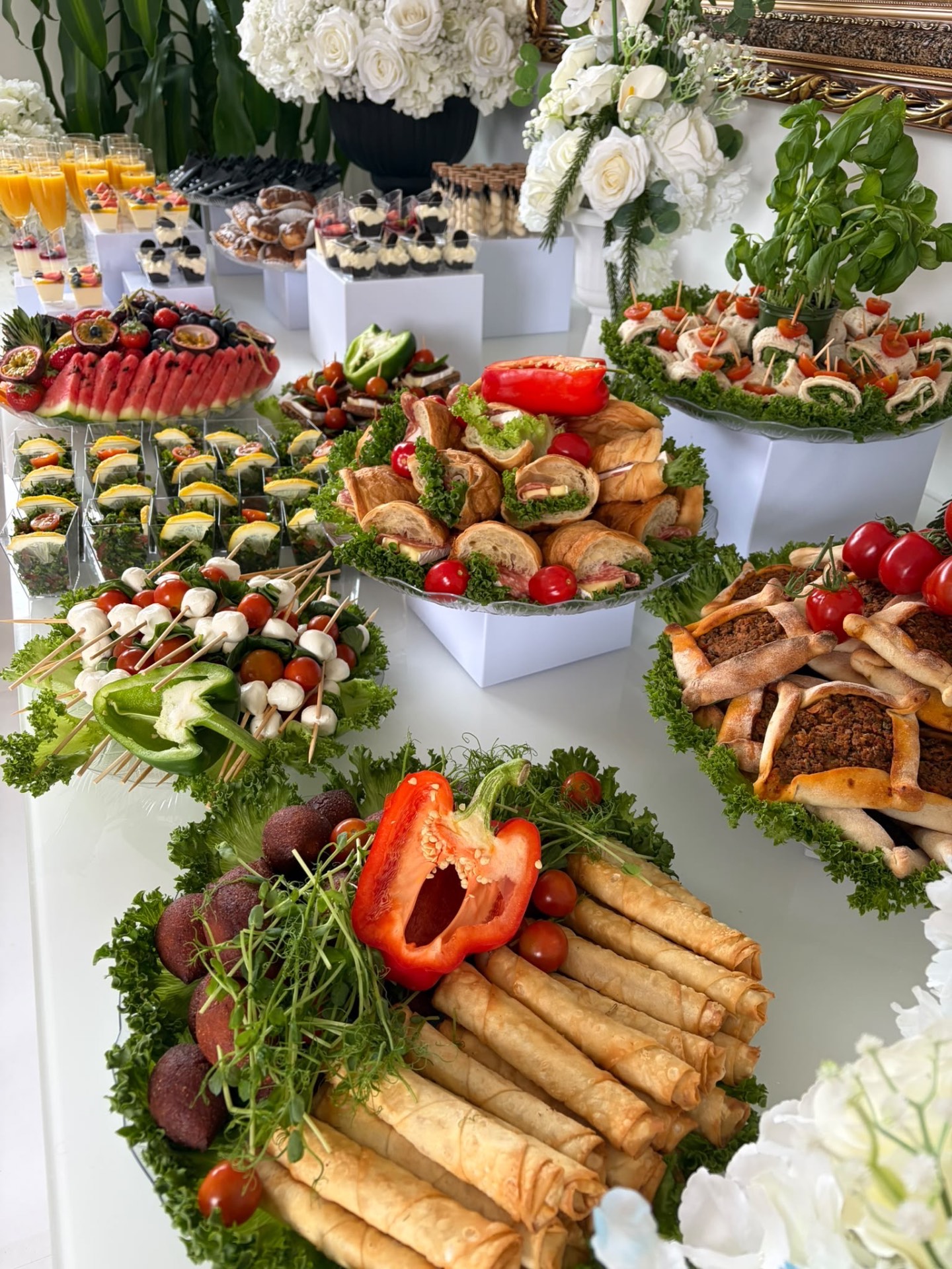 Mingelbuffé med smörgåsar, wraps och frukt