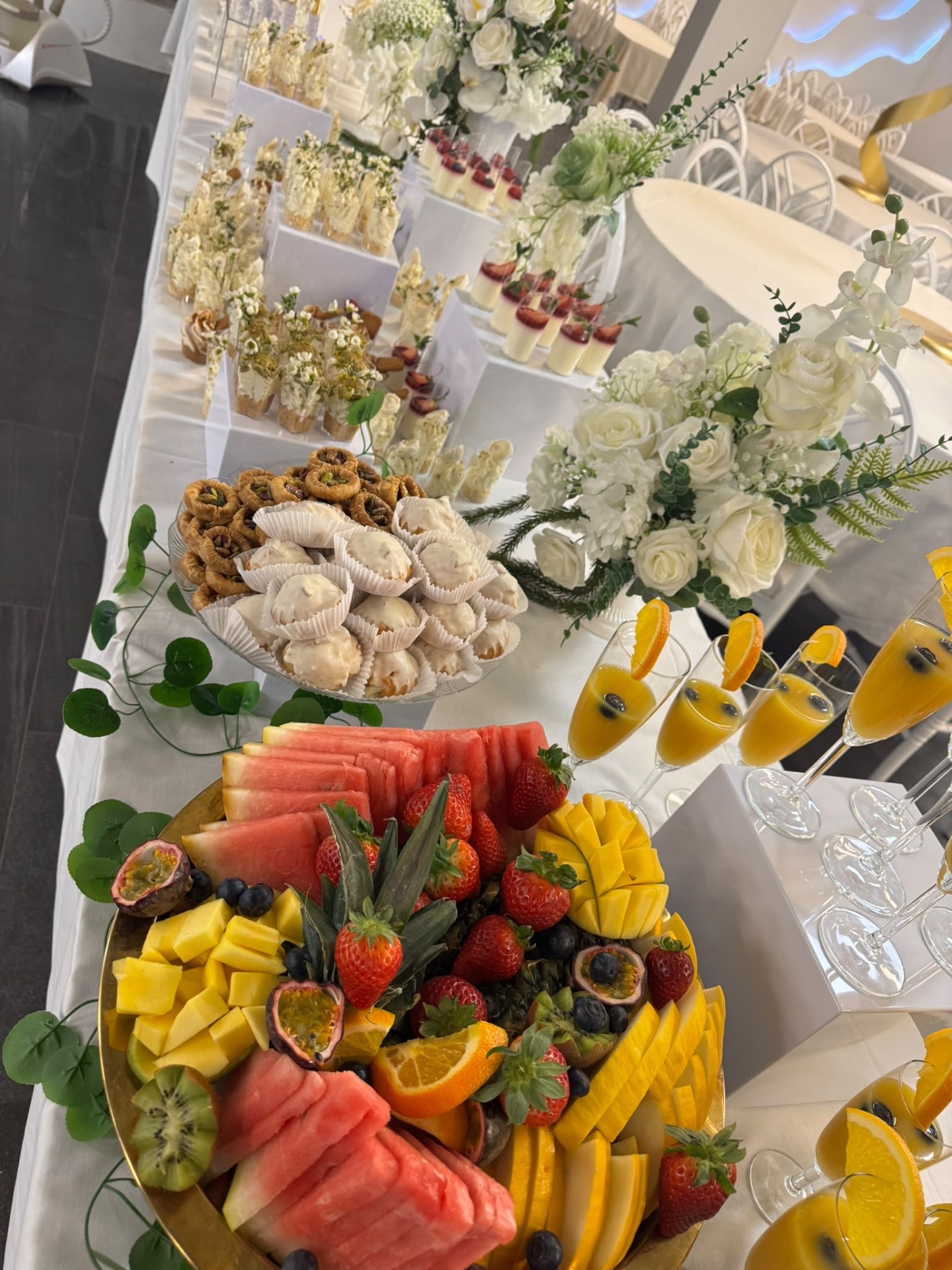 Dessertbord med efterrätter, frukt och dryck