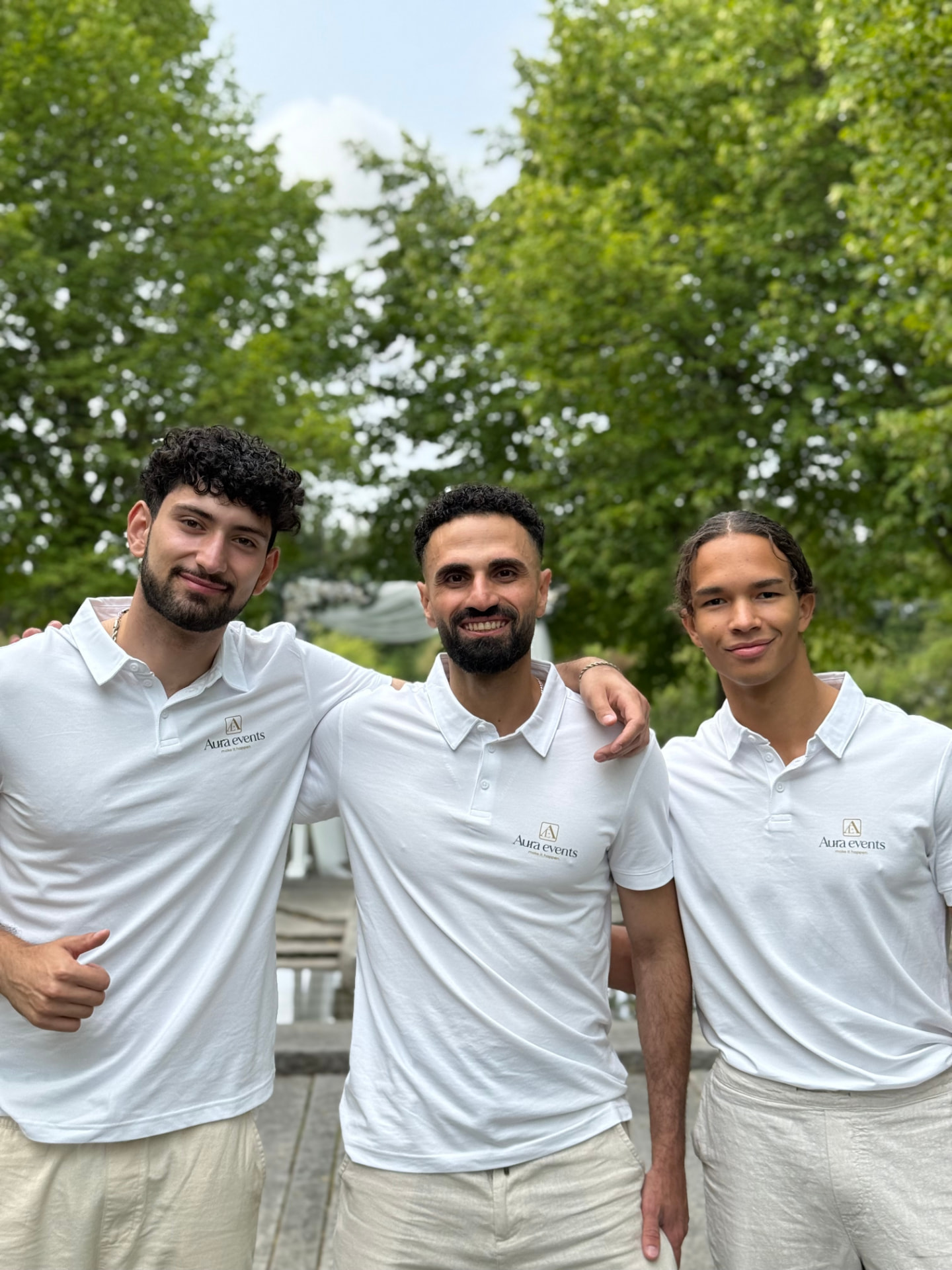 Aura Events-teamet i vita pikéer