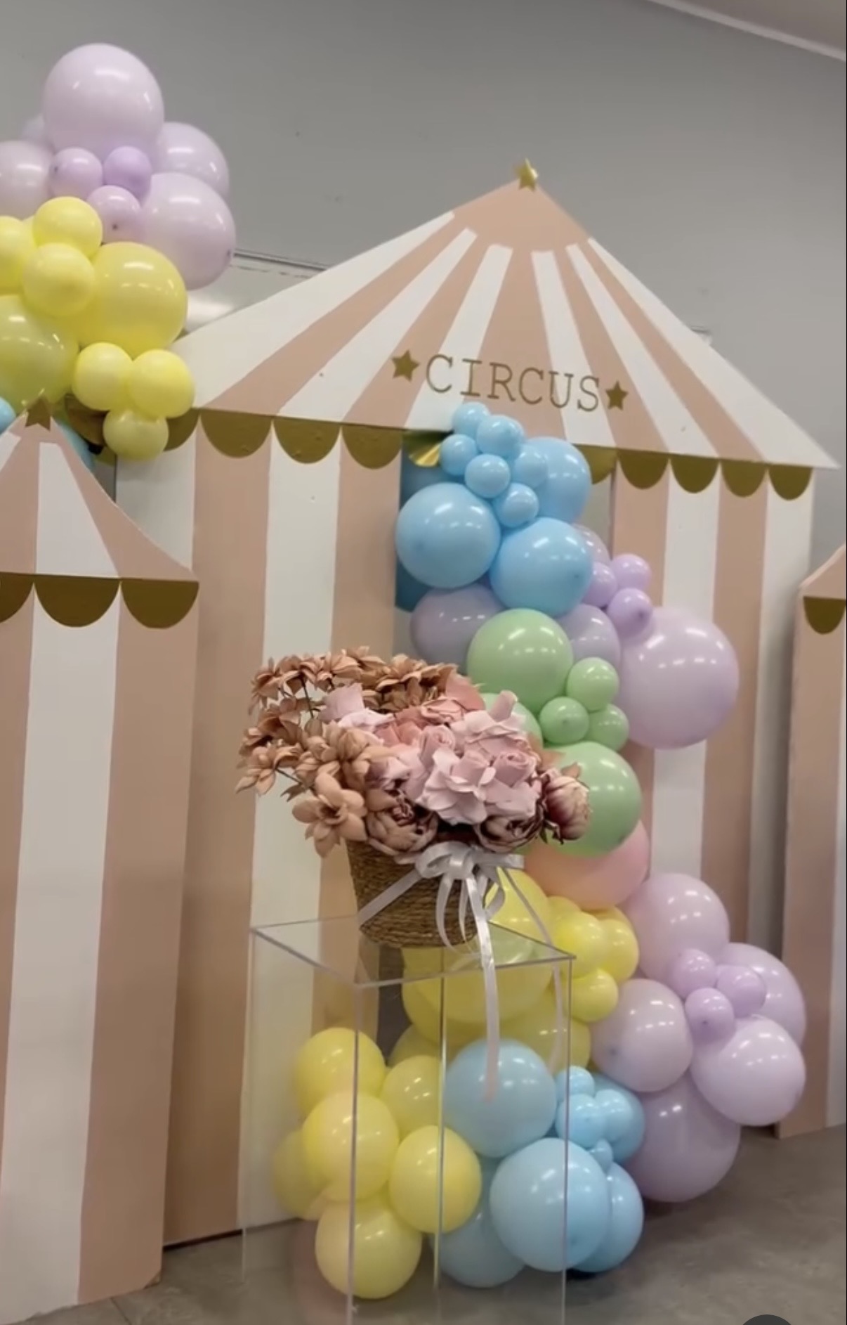 Cirkustält-dekor med pastellballonger och blomster