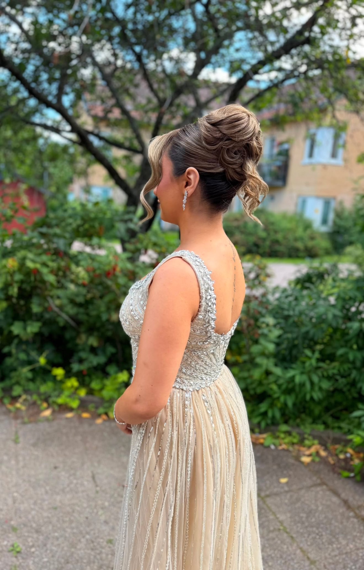 Elegant balfrisyr med uppsatt hår och lockar