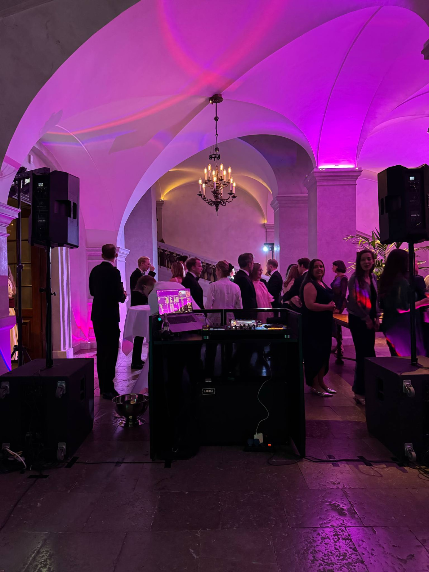 DJ-set med ljud och lila belysning på eventet