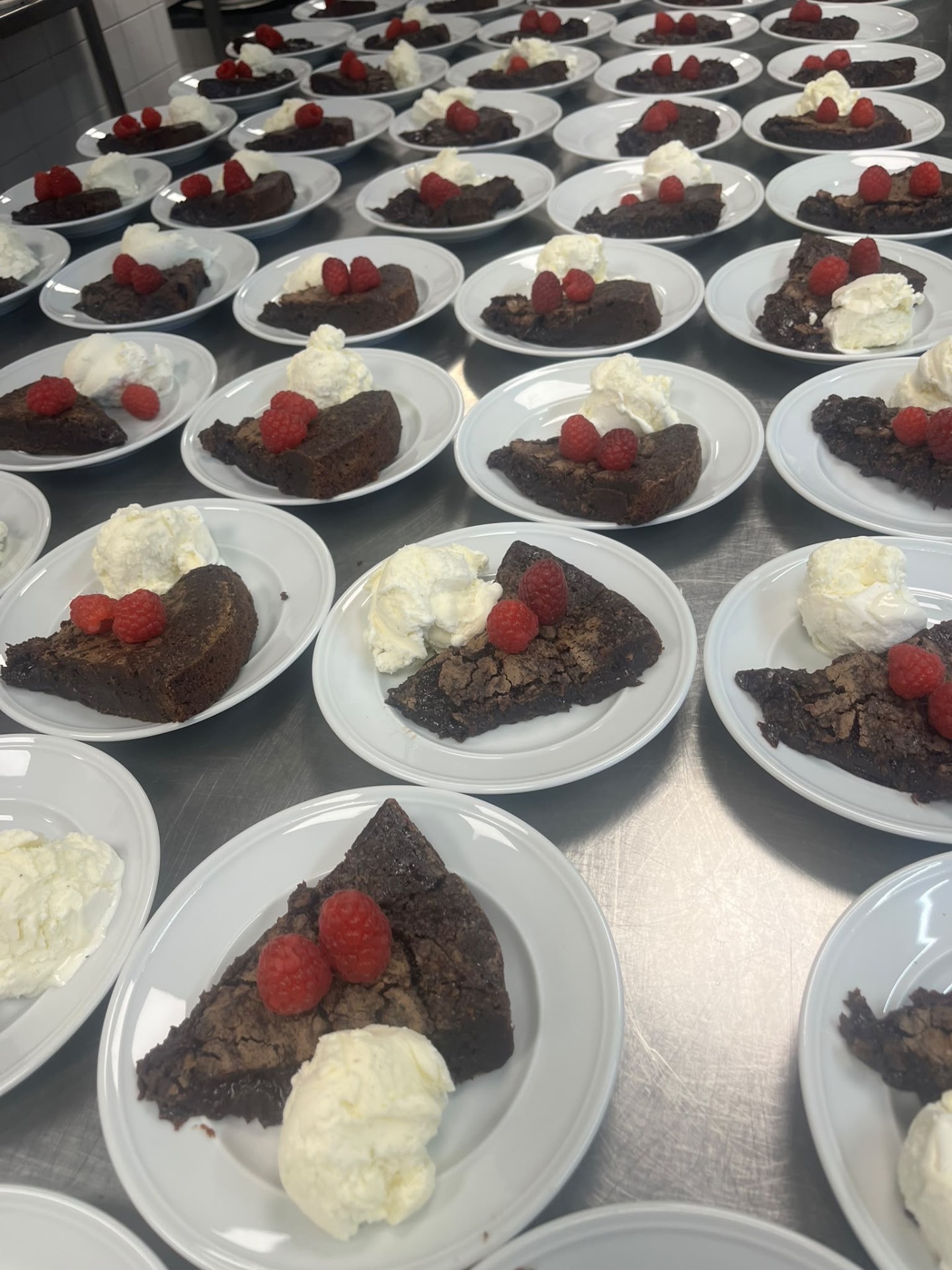 Chokladbrownie med hallon och vaniljglass
