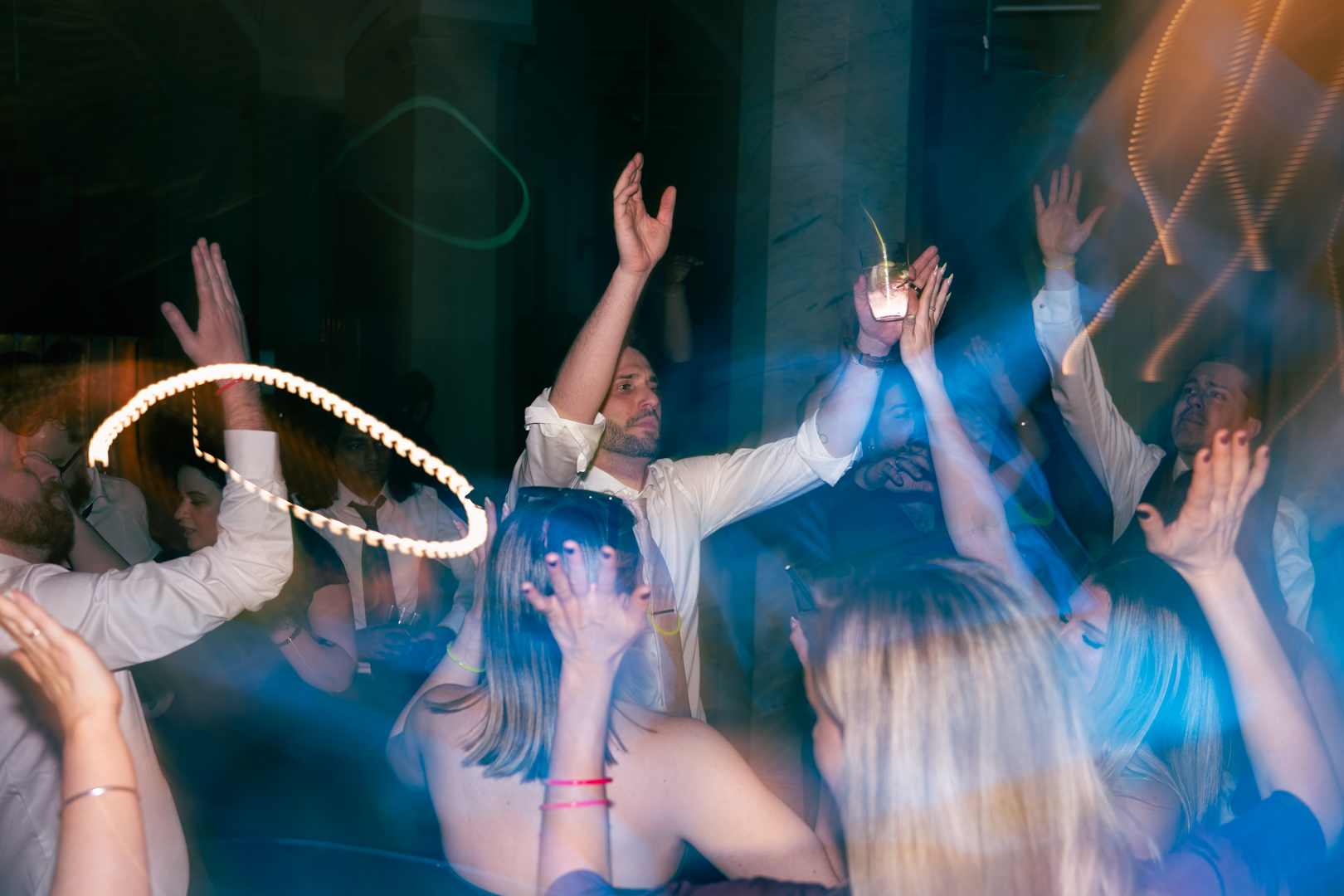 Gäster dansar under färgglada ljuseffekter
