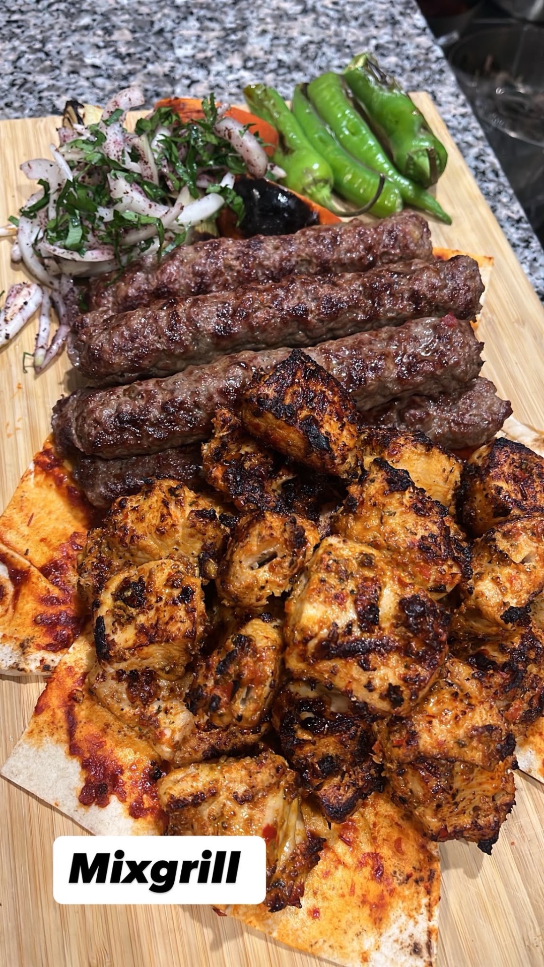 Mixgrill med kyckling, köttfärsspett och grillade grönsaker