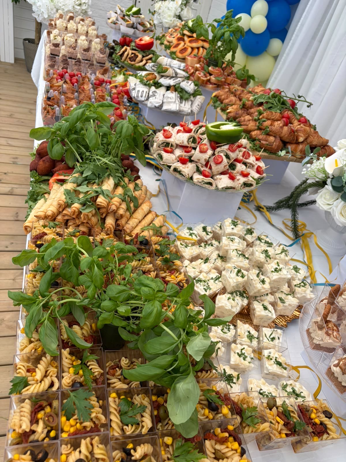 Buffé utomhus med pastasallad, snittar och minipizzor