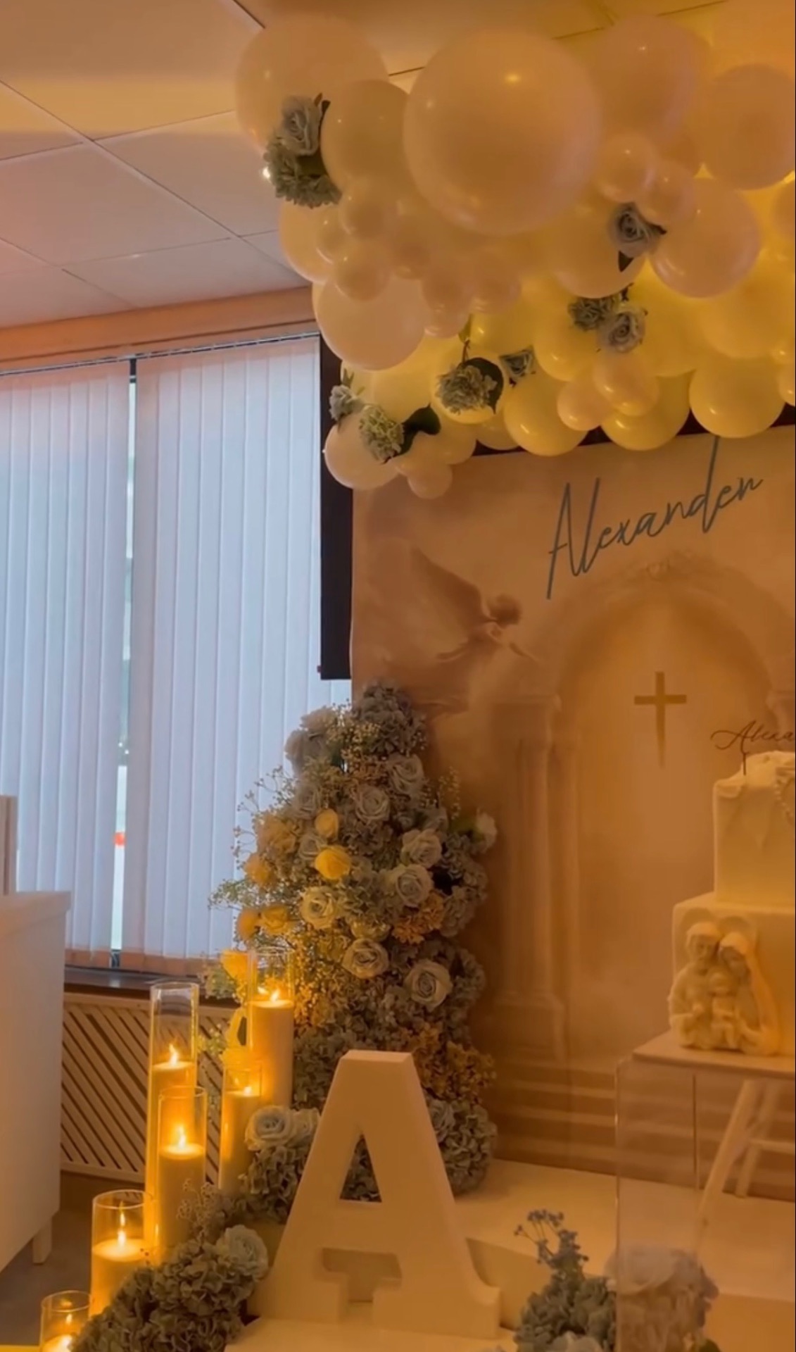 Dopdekoration med ballonger, blomster och tända ljus