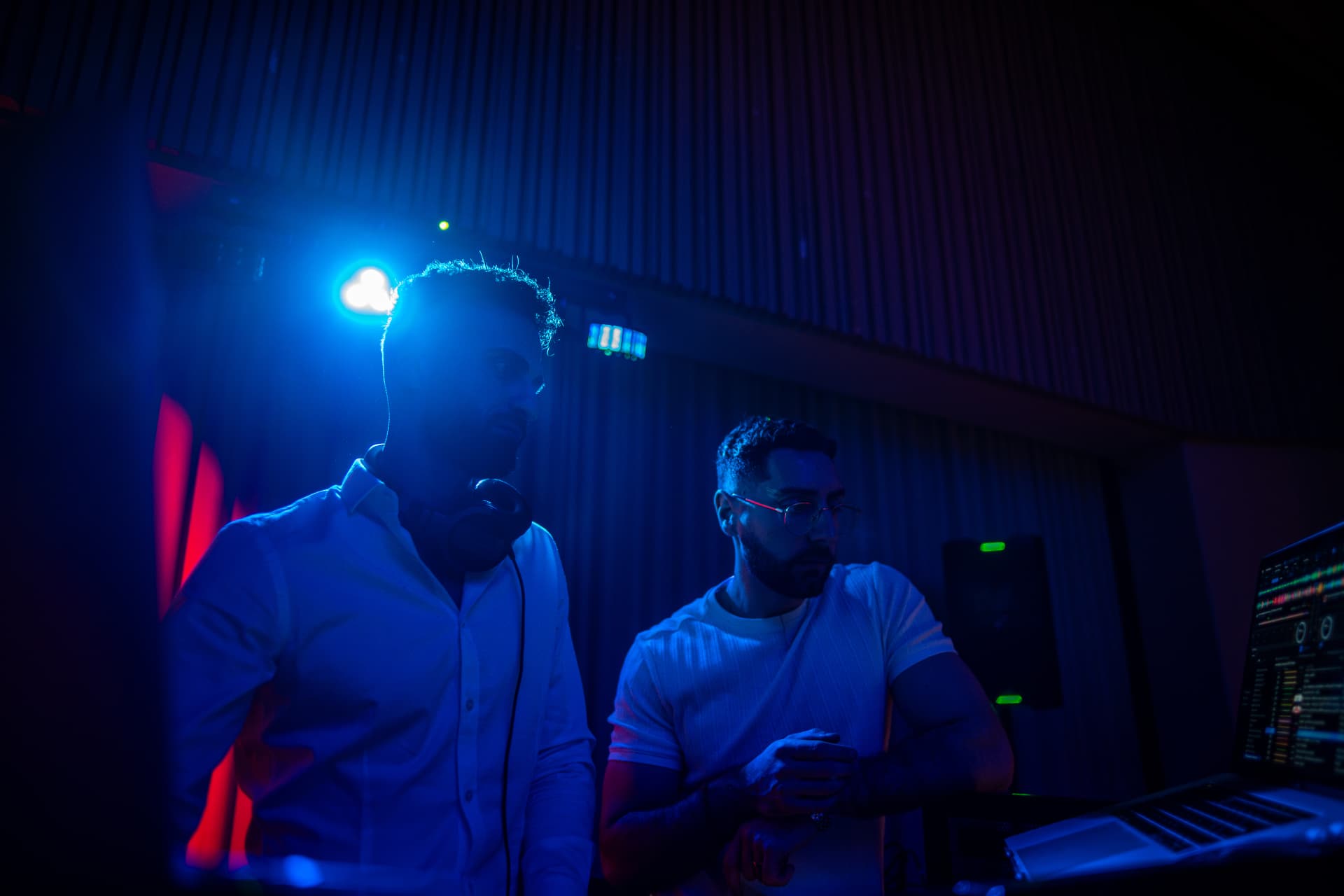 DJ-team i blått scenljus