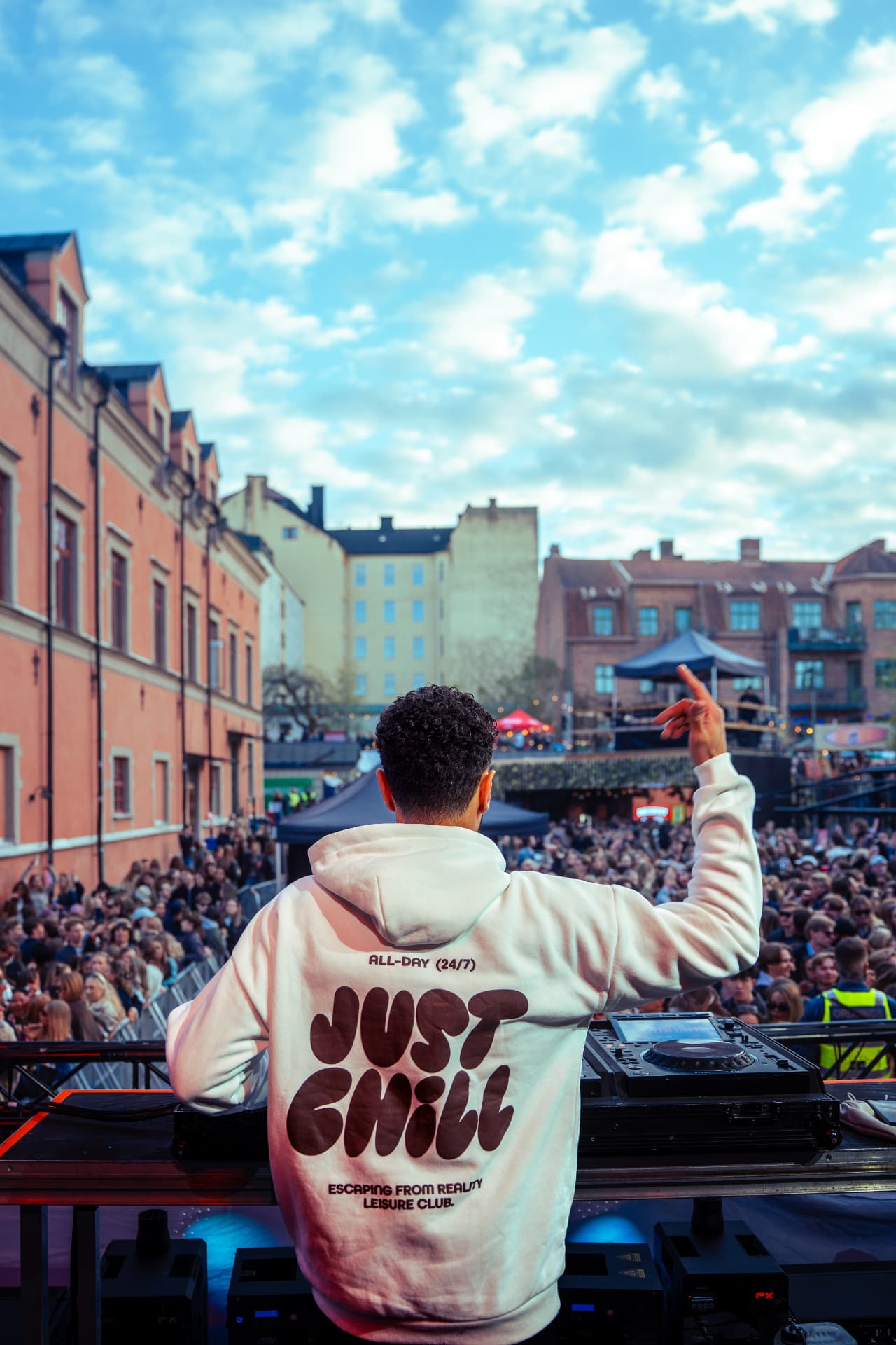 DJ framför stor publik på stadstorg
