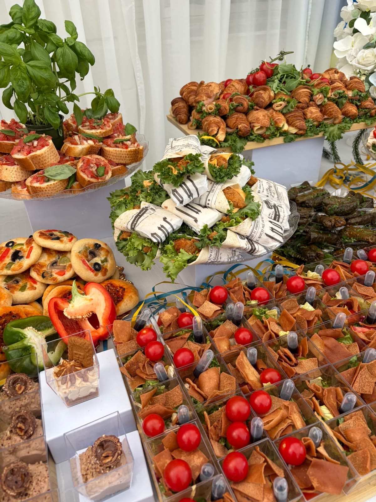 Mingelbord med minipizzor, bruschetta, wraps och dolmar